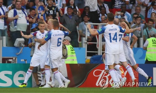 ▲ 이번 월드컵에서 새 역사를 써나가고 있는 아이슬란드 선수들이 16일 열린 아르헨티나전에서 동점골을 넣고 기뻐하고 있다.
