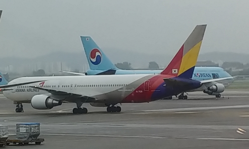 ▲ 대한항공과 아시아나항공 각 항공사의 비행기들이 김포공항 내에 위치한 모습.