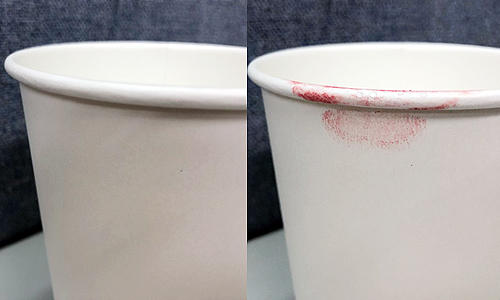 ▲ 립스틱을 본통으로 입술에 4회 발색후 컵에 든 물을 마시기 전과 후