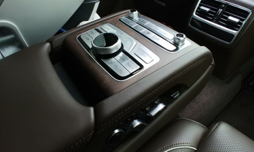 ▲ 2열 암레스트에 장착된 다양한 기능 버튼은 뒷좌석에서도 차량을 제어할 수 있다는 만족감과 편의성을 제공한다.