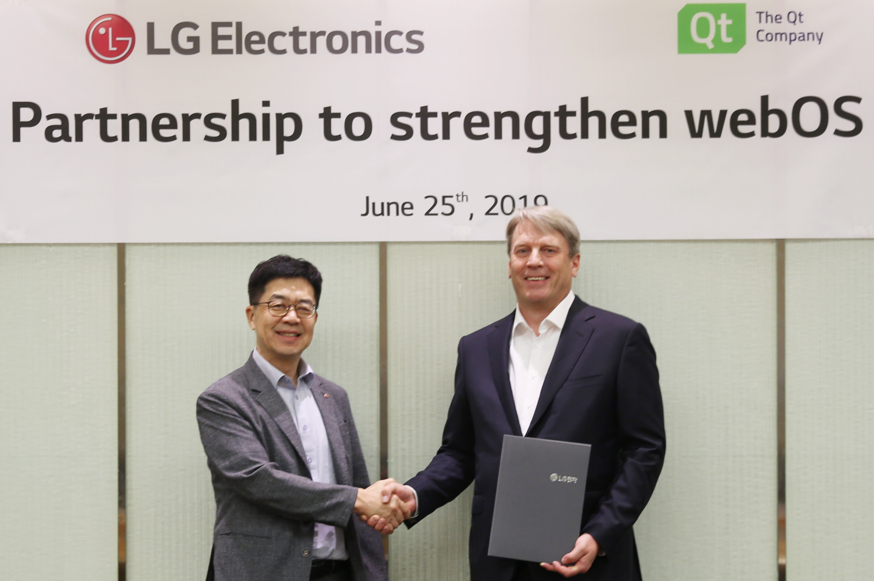 ▲ LG전자 CTO 박일평 사장(왼쪽), Qt社 CEO 유하 바렐리우스가 MOU를 체결한 뒤 악수하고 있다.