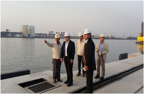 ▲ 2014년 12월 파키스탄 카라치항을 방문한 김석준 쌍용건설 회장(왼쪽에서 두번째)