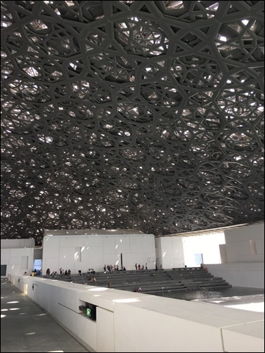▲ 철제 디자인된 돔 지붕 공간으로 스며드는 빛들의 낙하