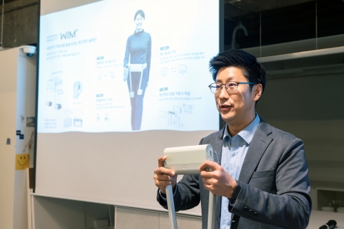 김용재 위로보틱스 대표가 보행 보조 웨어러블 로봇 '윔'의 출시를 알렸다.