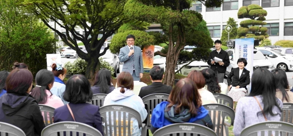 도성훈 인천시교육감은 25일 인천시교육청 잔디광장에서 남동구 시민소통참여단과 소통의 시간을 가졌다.
